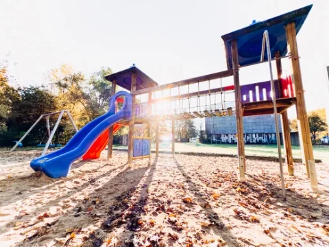Klettergerüst mit Rutsche auf dem Außengelände der Kita
