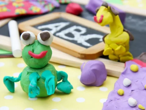 Bunte Knetfiguren von Kindern gestaltet